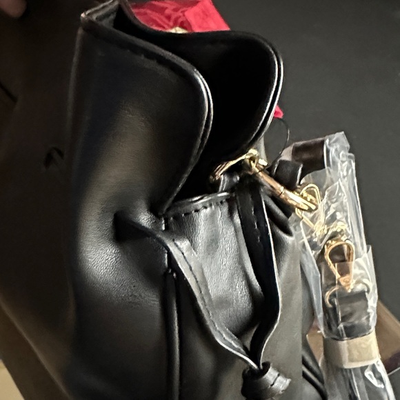 Badgley Mischka Vegan Leather Slouchy Bucket Crossbody Shoulder Bag NWT $149 - Picture 5 of 10